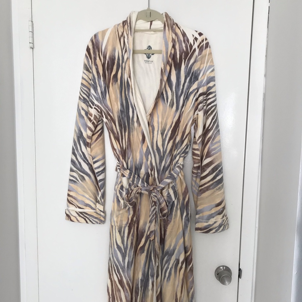 Long robe - two front pockets - very comfortable